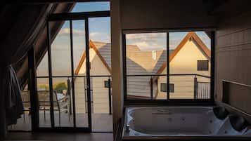 Stuga Deluxe - 1 kingsize-sÀng med bÀddsoffa | Privat bubbelpool