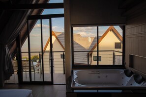 Deluxe chalet, 1 kingsize bed met slaapbank | Privéspabad