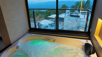 Deluxe Chalet, 1 King Bed with Sofa bed | Private spa tub