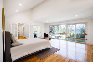 Escritorio, wifi y ropa de cama