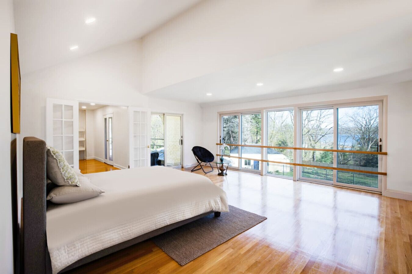 Desk, WiFi, bed sheets