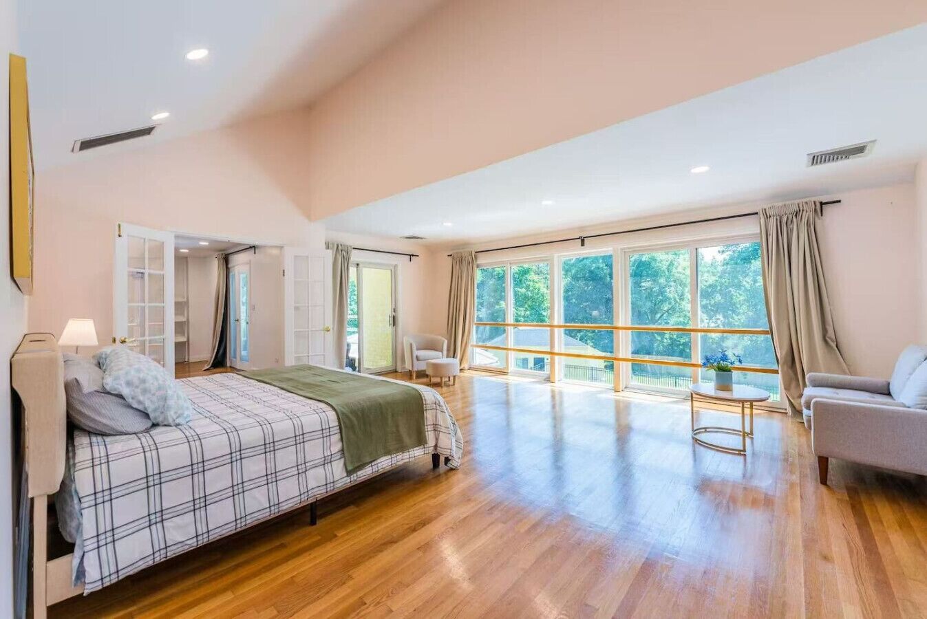 Desk, WiFi, bed sheets