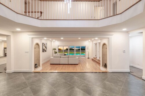 Stunning 5BR Oasis | 3-Acre Estate & Gorg View