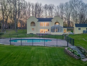 Exterior - Stunning 5BR Oasis | 3-Acre Estate & Gorg View (Oyster Bay)