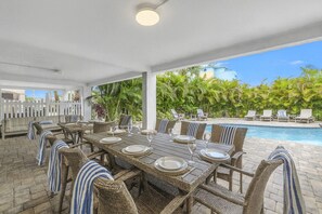 Outdoor dining - Sea La Vie- Steps to the beach and Siesta Key Village w/pool and putting green (Siesta Key)
