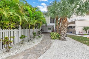 Property grounds - Sea La Vie- Steps to the beach and Siesta Key Village w/pool and putting green (Siesta Key)