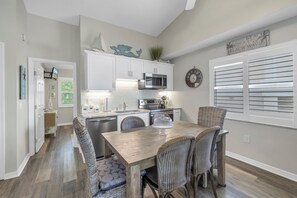 Fridge, microwave, oven, stovetop - Sea La Vie- Steps to the beach and Siesta Key Village w/pool and putting green (Siesta Key)