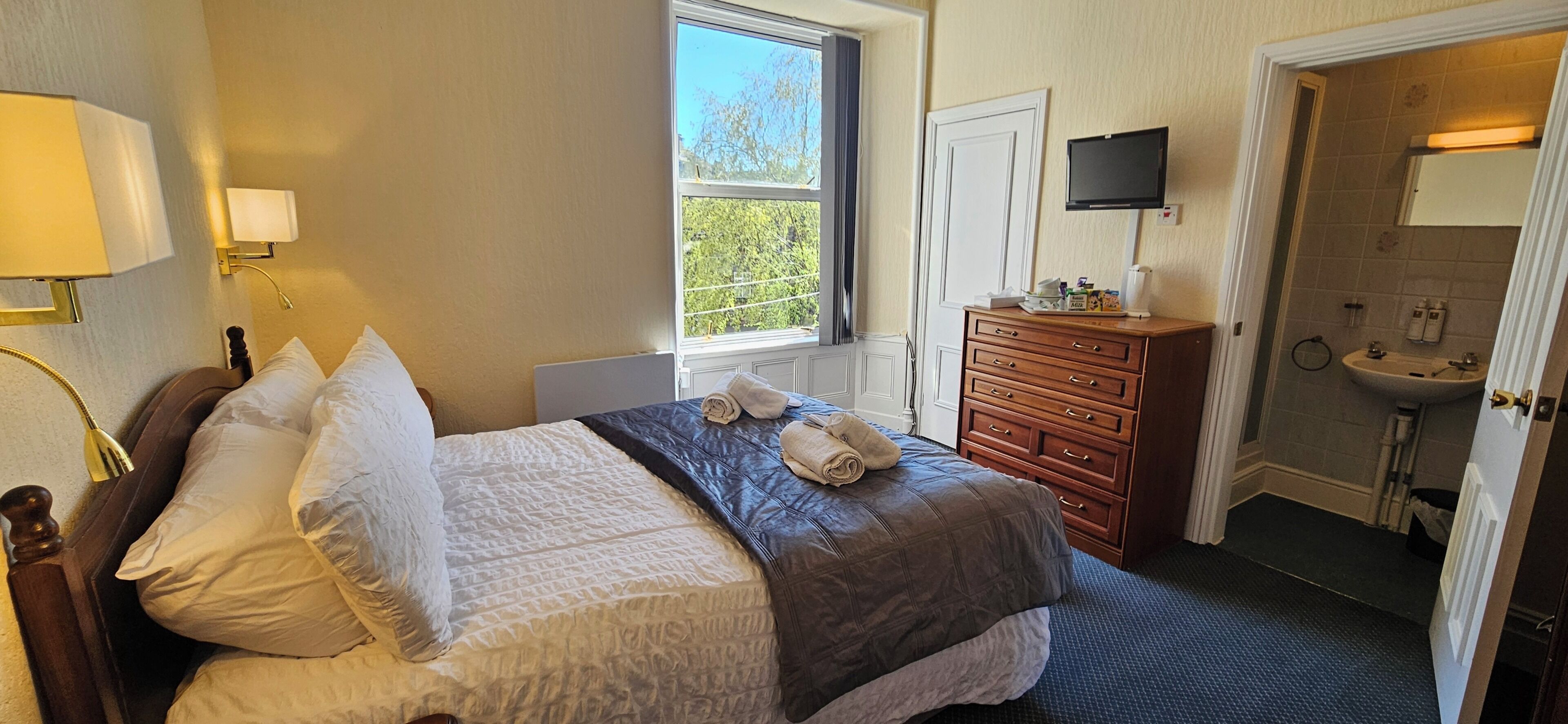 Deluxe Double Room, 1 Queen Bed, Non Smoking, Courtyard View | Individually furnished, desk, free WiFi, bed sheets