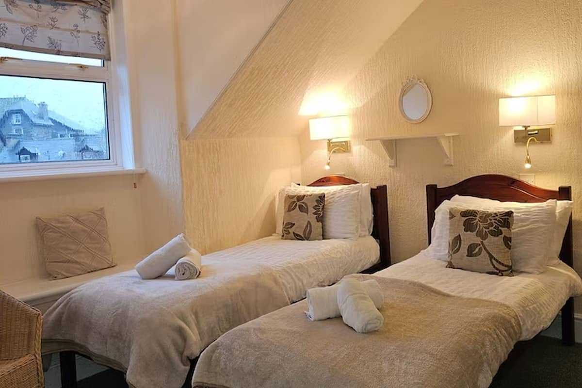 Ayrı ayrı döşenmiş, masa, dizüstü bilgisayar çalışma alanı