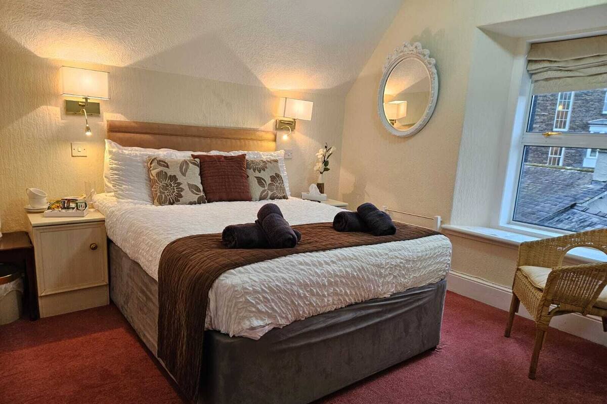 Deluxe Double Room, 1 Queen Bed | WiFi (free), individually furnished, bed sheets