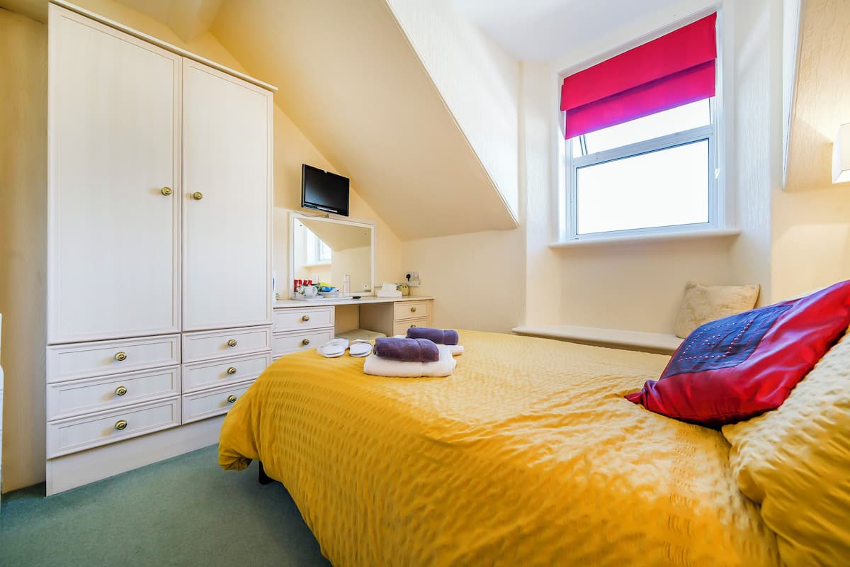 Individually furnished, desk, laptop workspace, free WiFi