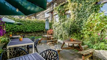 Serveert ontbijt, lunch, brunch, uitzicht op de tuin