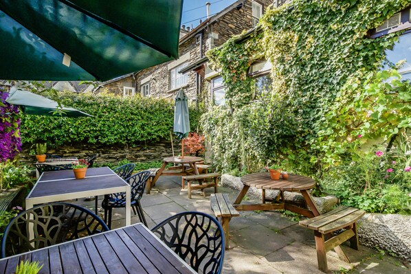 Se sirven desayunos, comidas y brunch con vista al jardín 