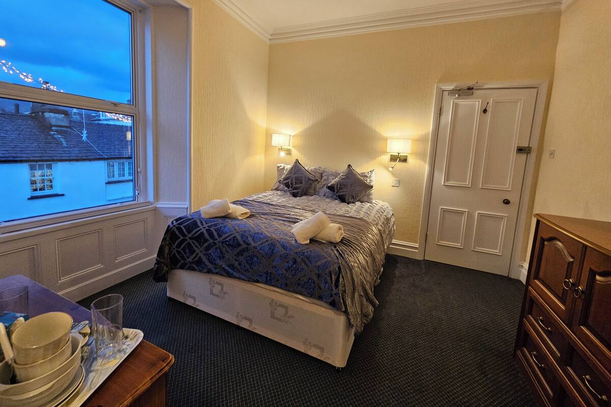 Deluxe King size room with ensuite and mountain view | WiFi (free), individually furnished, bed sheets