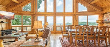 Télévision, cheminée, baby-foot