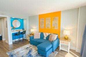 TV, fireplace - The Soaring Seahaven (Myrtle Beach)