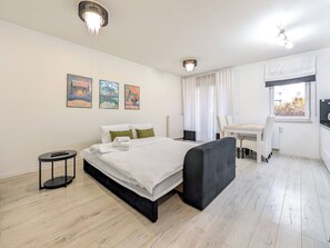 Tabla de planchar con plancha, wifi, ropa de cama