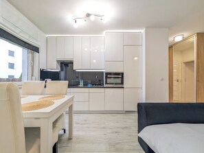 Tabla de planchar con plancha, wifi y ropa de cama 