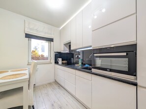 Frigorífico, horno, placa de cocina y lavavajillas