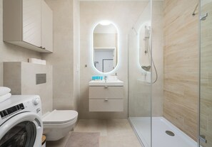 Douche, sèche-cheveux, serviettes fournies