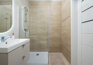 Shower, hair dryer, towels - Praga Południe Homely Apartment (Warszawa)