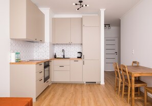 Fridge, oven, stovetop, dishwasher - Praga Południe Homely Apartment (Warszawa)