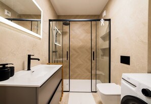 Een douche, een haardroger, handdoeken