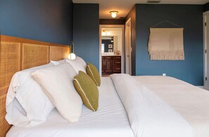 Een strijkplank/strijkijzer, reisbedje, wifi, beddengoed