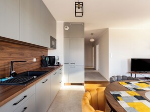 Wasserkocher mit Kaffee-/Teezubehör, Kühlschrank, Mikrowelle, Ofen