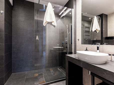 Shower, hair dryer, towels. Starowiejska 91 Superior Apartment