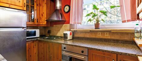 Kühlschrank, Mikrowelle, Ofen, Herdplatte