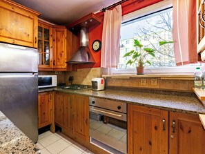 Fridge, microwave, oven, stovetop - Przymorze Comfort Apartment (Gdańsk)