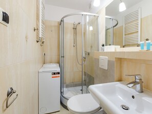 Shower, hair dryer, towels - Przymorze Comfort Apartment (Gdańsk)