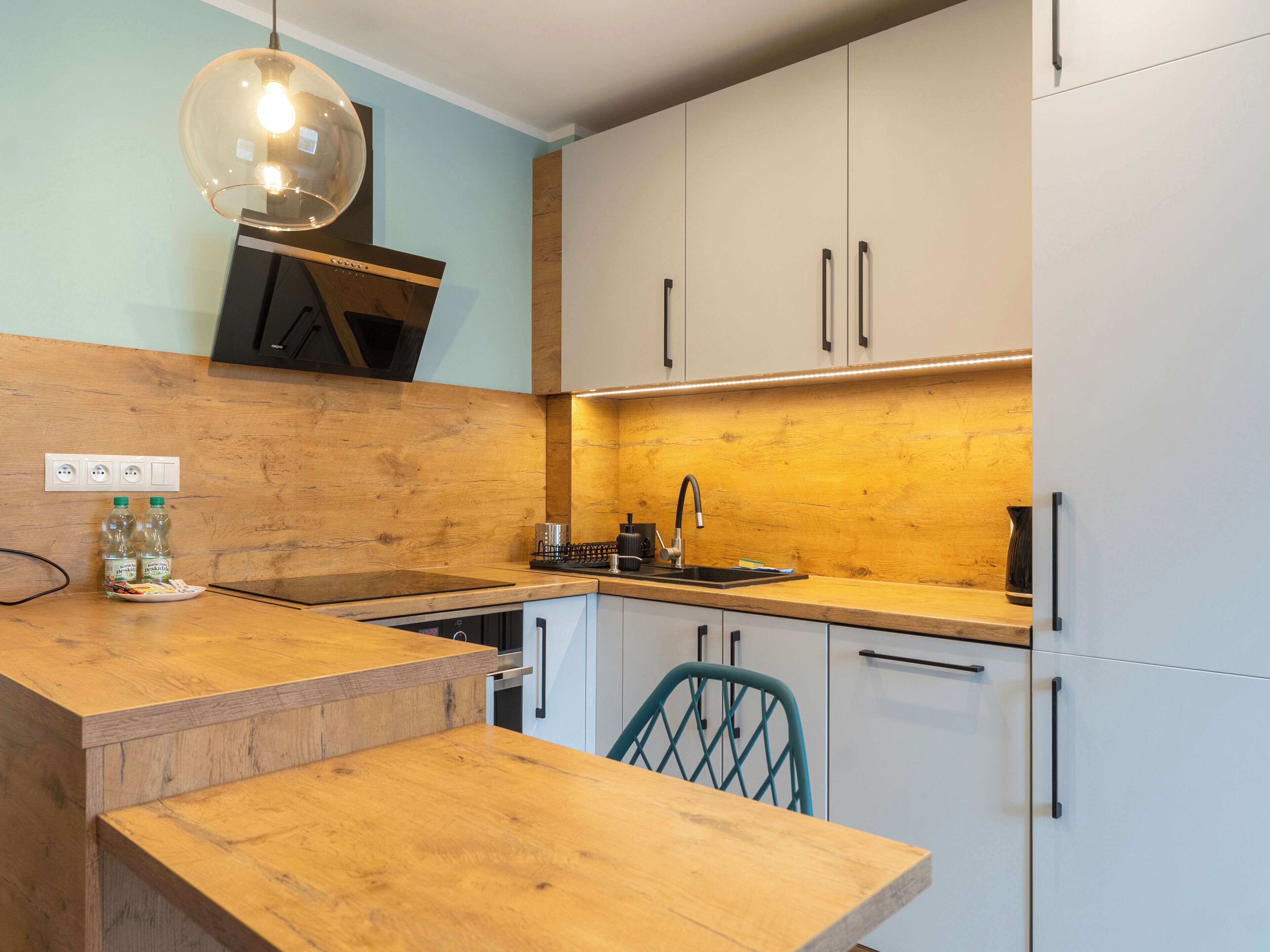 Coffee/tea maker, fridge, oven, stovetop