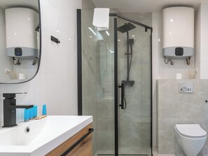 Shower, hair dryer, towels - Fabryczna City Apartment (Katowice)