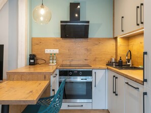 ثلاجة، فرن، موقد طهي مسطح، ماكينة لصنع القهوة/الشاي