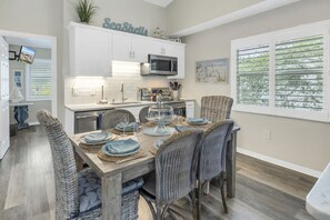 Dining - Perfect for large groups, Steps to the Beach. Private Pool & Putting Green. (Siesta Key)