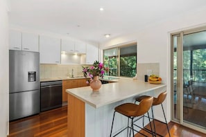 Microwave, oven, stovetop, dishwasher - Valley Vista – Treetop Getaway with Pool & Firepit (Currumbin Valley)