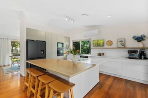 Microwave, oven, stovetop, dishwasher - Valley Vista – Treetop Getaway with Pool & Firepit (Currumbin Valley)