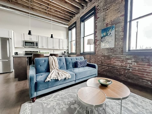 Sleepover: Stylish 1BD/1BA Loft - Newton