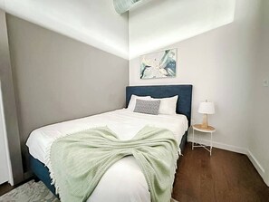 Bureau, fer et planche à repasser, Wi-Fi gratuit, draps fournis