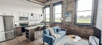 Sleepover | Stylish 1BD/1BA Loft - Newton
