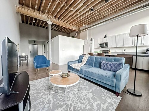Sleepover | Stylish 1BD/1BA Loft - Newton