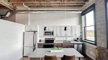 Een koelkast, een microgolfoven, een oven, een kookplaat