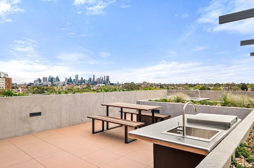 Brand-new 2-bed With Rooftop Access