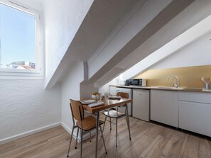 Fridge, microwave, coffee/tea maker, toaster - Top-Floor Studio – Central Cannes (Cannes)