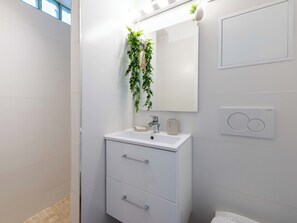 Shower, hair dryer, towels - Top-Floor Studio – Central Cannes (Cannes)