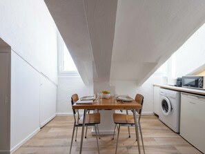 Dining - Top-Floor Studio – Central Cannes (Cannes)