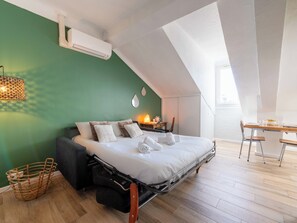 Tabla de planchar con plancha, wifi y ropa de cama 