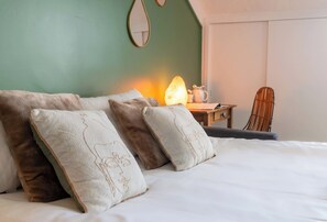 Tabla de planchar con plancha, wifi y ropa de cama 